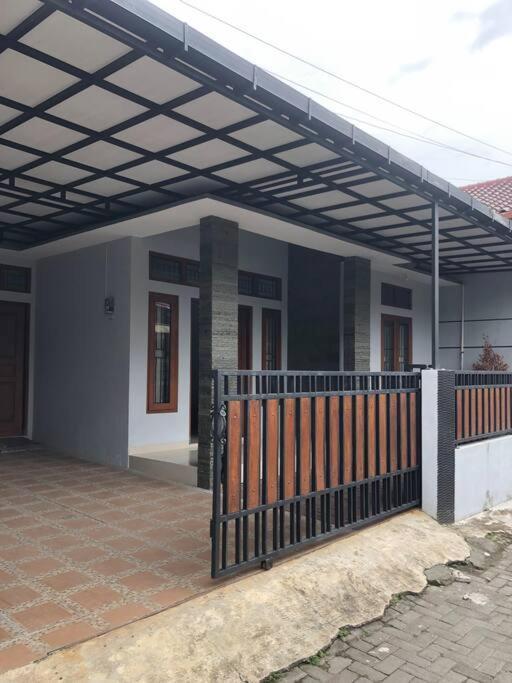 Richandy House - 3 Bedroom Full Ac & Hot Water Kejayan Экстерьер фото